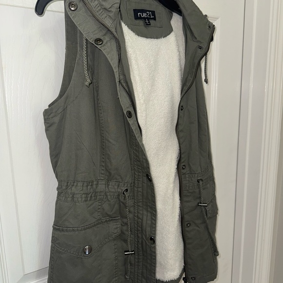 Rue21 Green Utility Vest with Collar and Faux Fur Lining - Picture 6 of 10